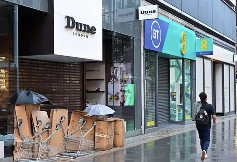 RAGAZZINI INGLESI PROVANO A RUBARE A OXFORD STREET 6

