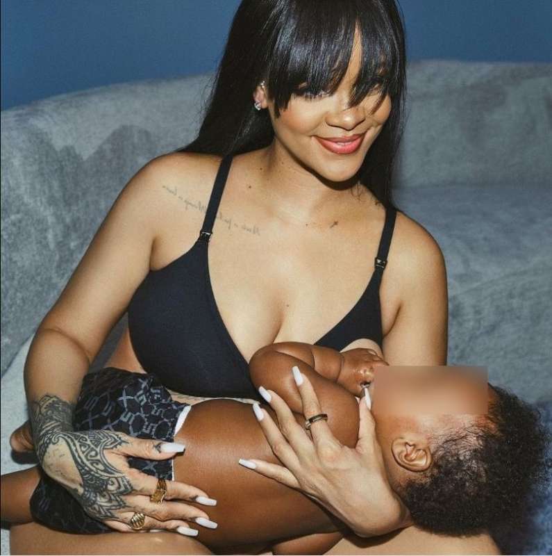 RIHANNA ALLATTA IL FIGLIO RZA