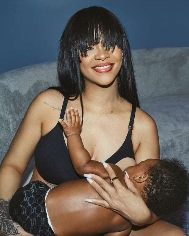 RIHANNA ALLATTA IL FIGLIO RZA