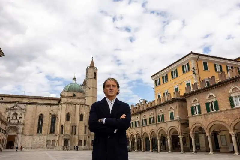 roberto mancini testimonial della regione marche 