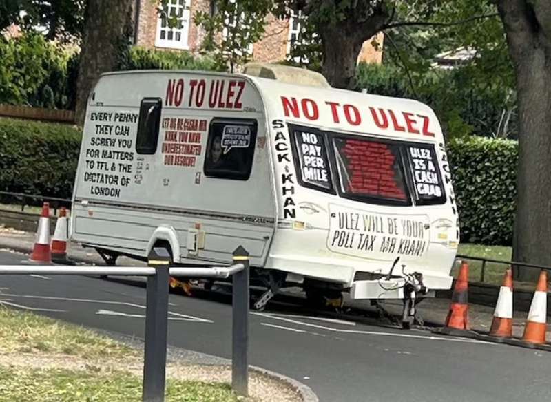 roulotte davanti casa di sadiq khan 2