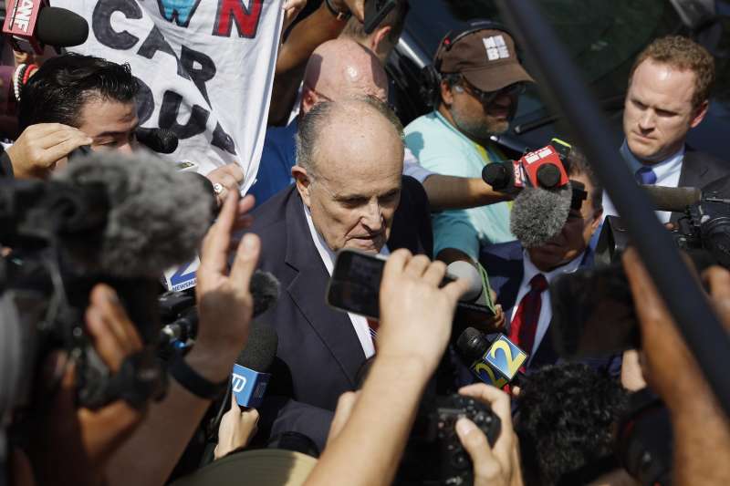 rudy giuliani si costituisce in georgia 2