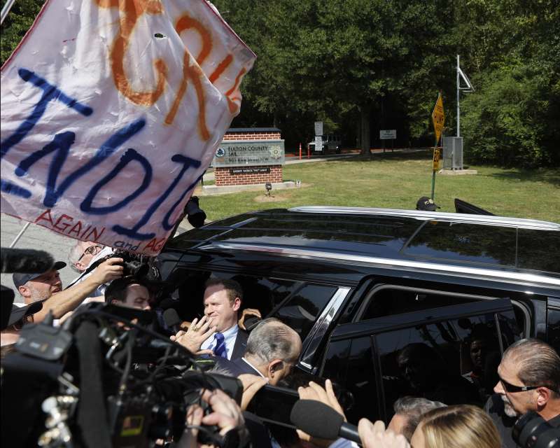 rudy giuliani si costituisce in georgia 3