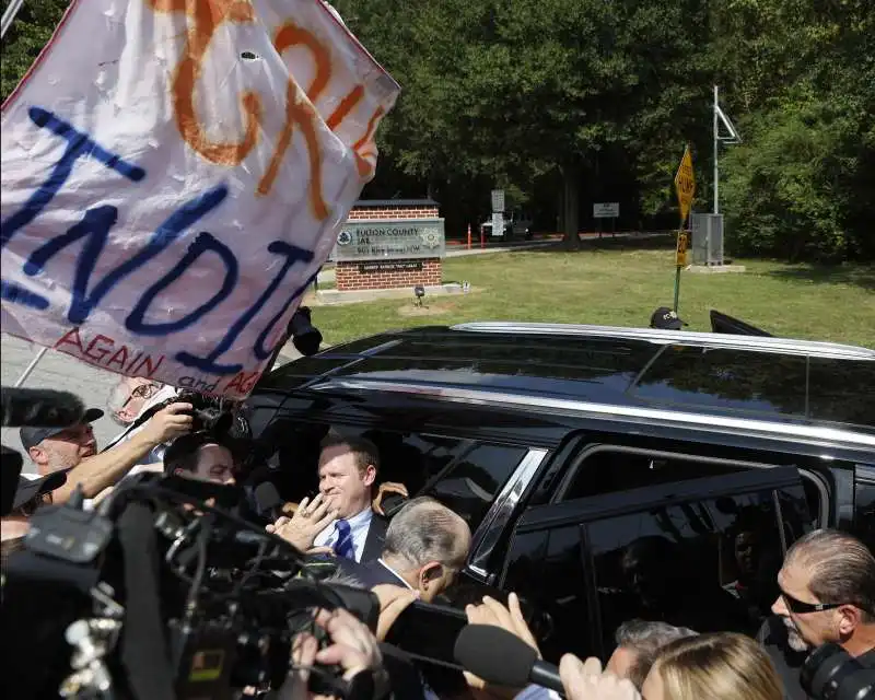 rudy giuliani si costituisce in georgia   3