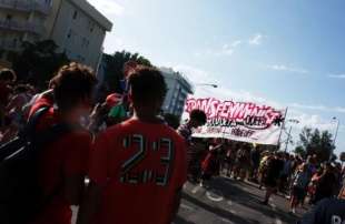 scontri al pride di rimini tra arcigay e transfemministe 4