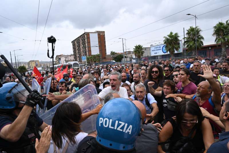 scontri alla manifestazione per il rdc a napoli 1