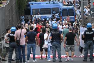 scontri alla manifestazione per il rdc a napoli