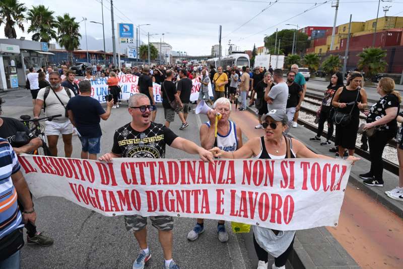 scontri alla manifestazione per il rdc a napoli 2