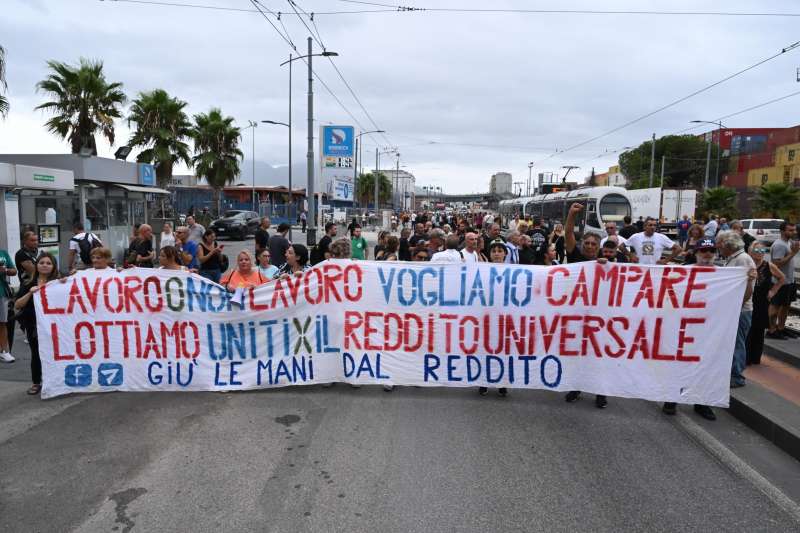 scontri alla manifestazione per il rdc a napoli 3