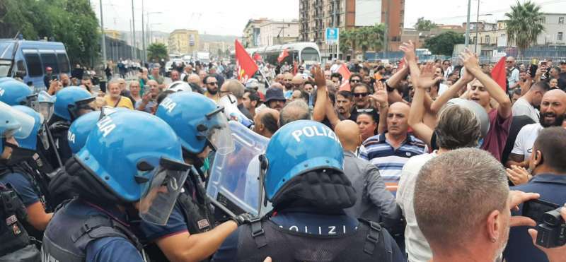 scontri alla manifestazione per il rdc a napoli 4