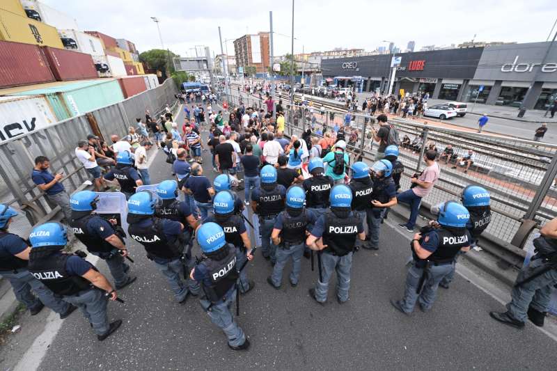 scontri alla manifestazione per il rdc a napoli 5