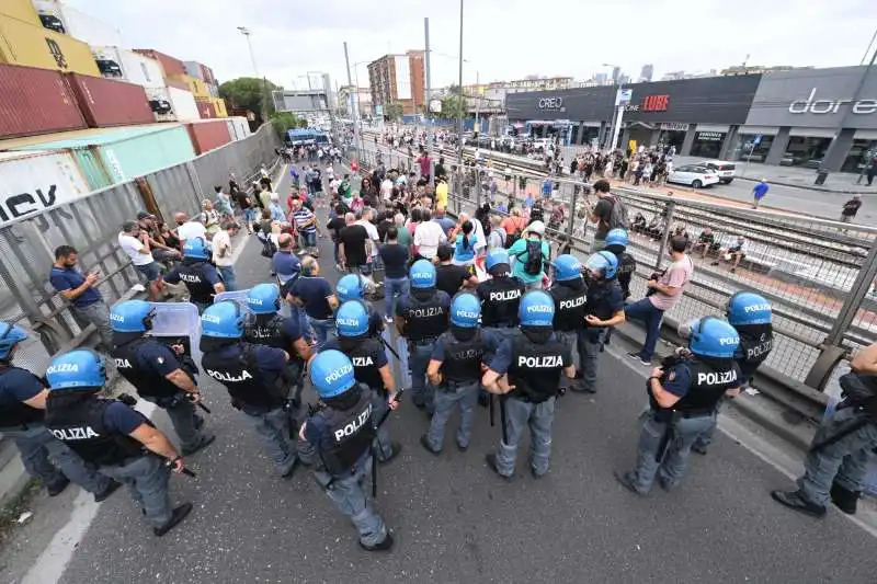 scontri alla manifestazione per il rdc a napoli   5