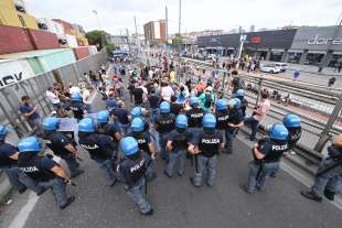 scontri alla manifestazione per il rdc a napoli 5