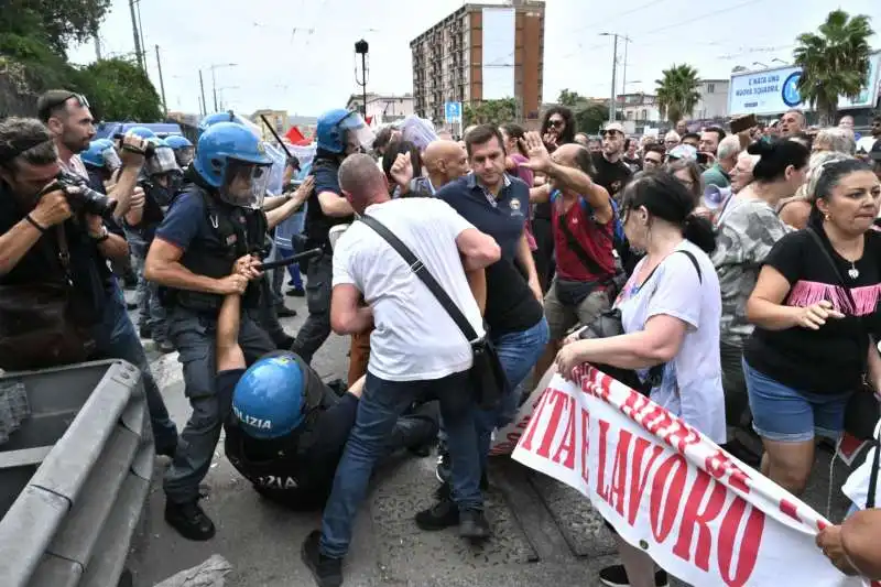 scontri alla manifestazione per il rdc a napoli   6