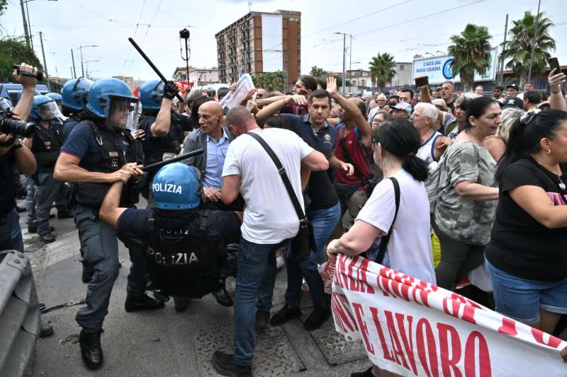 scontri alla manifestazione per il rdc a napoli 8