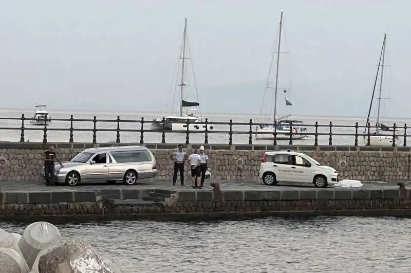 scontro tra un motoscafo e un veliero a furore, costiera amalfitana.  