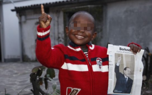 Silvio Berlusconi Boahene da bambino con una foto del cav