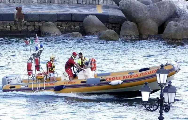 soccorsi dopo l incidente al motoscafo a furore   costiera amalfitana  