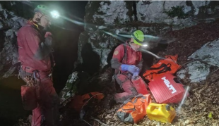 SOCCORSI PER LA SPELEOLOGA RIMASTA BLOCCATA NELLA GROTTA DEL FALCO, SUI MONTI DEGLI ALBURNI