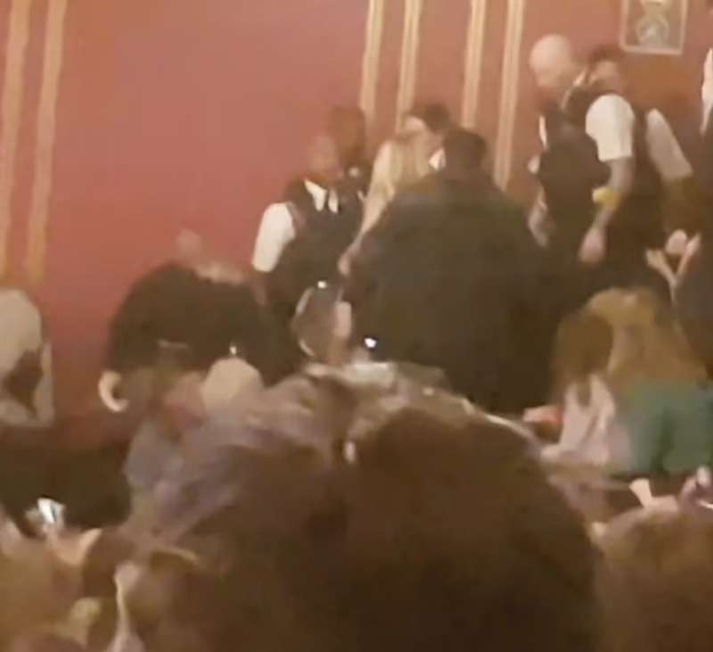 spettatori portati via dalla polizia al dominion theatre di londra 3