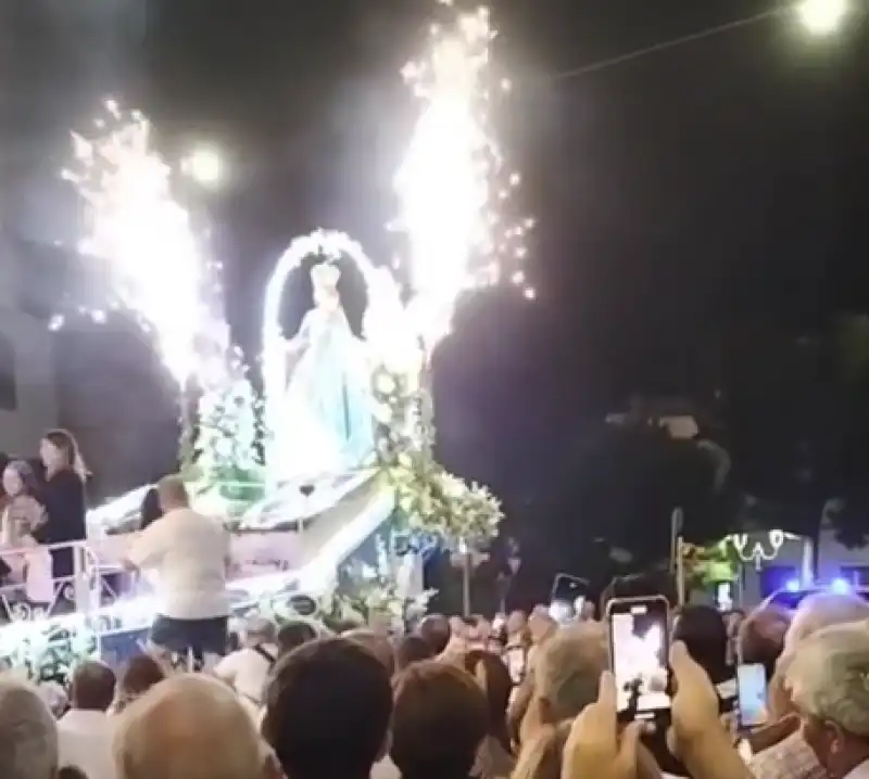 statua della madonna del buoncammino prende fuoco ad altamura 1