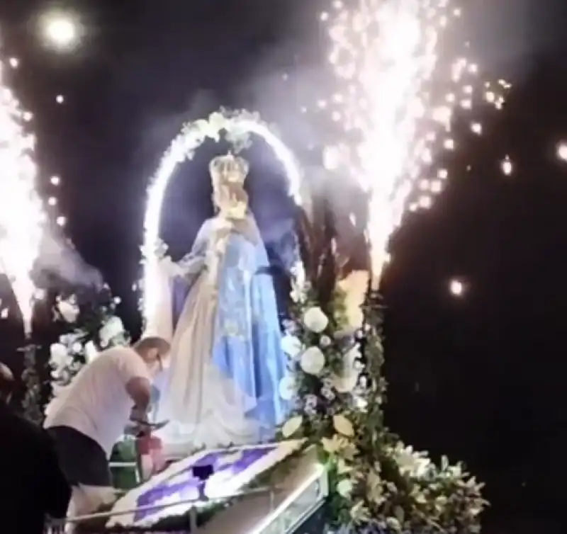 statua della madonna del buoncammino prende fuoco ad altamura 4