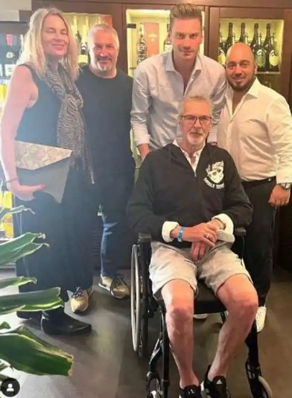 STEFANO TACCONI AL RISTORANTE CON LA FAMIGLIA 