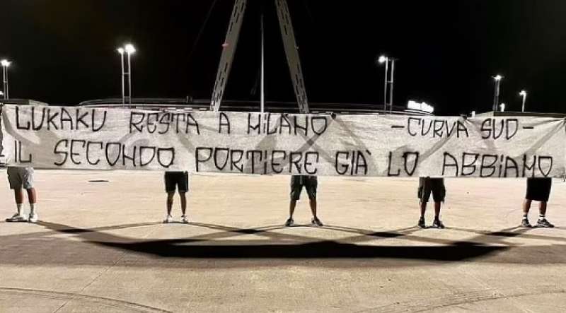 STRISCIONE DEI TIFOSI DELLA JUVENTUS CONTRO ROMELU LUKAKU