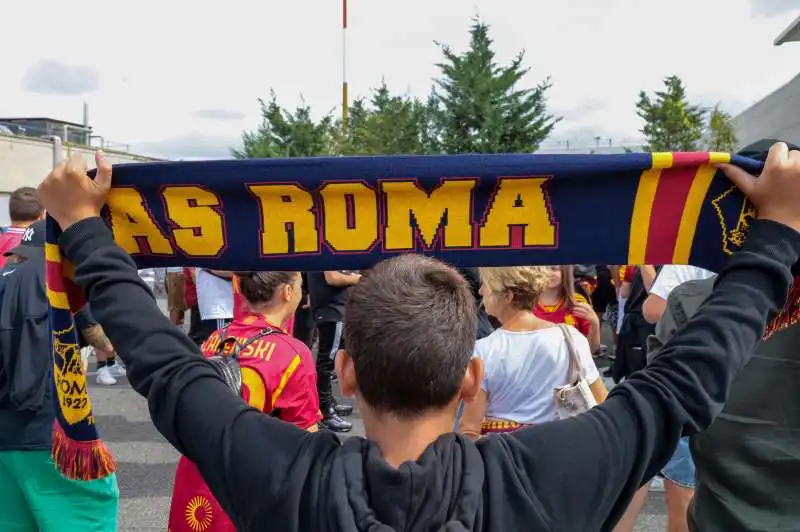 tifosi della roma aspettano lukaku all aeroporto di ciampino   3