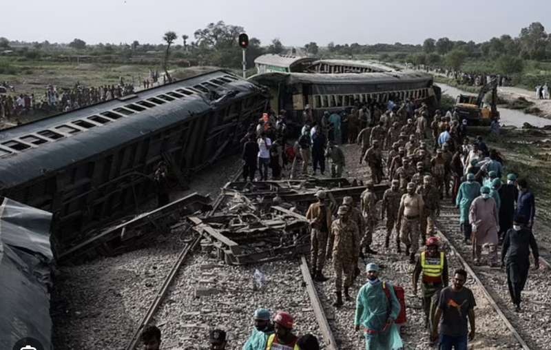 treno deragliato in pakistan 2