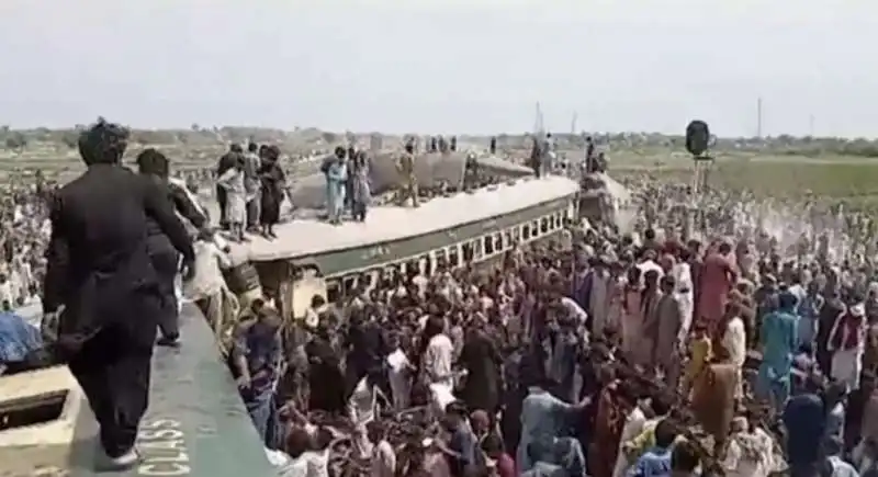 treno deragliato in pakistan   3