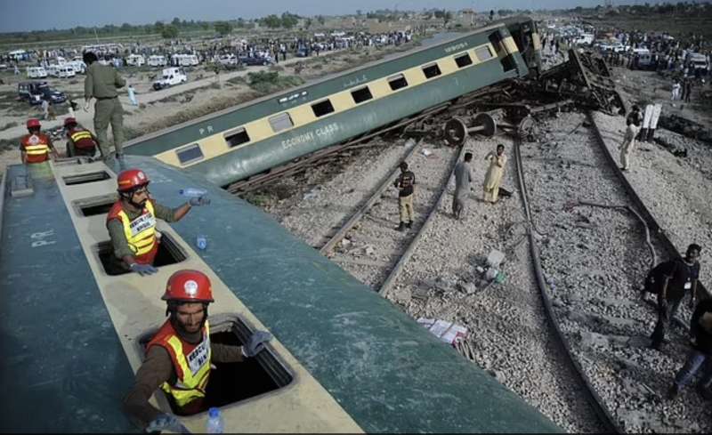 treno deragliato in pakistan 8