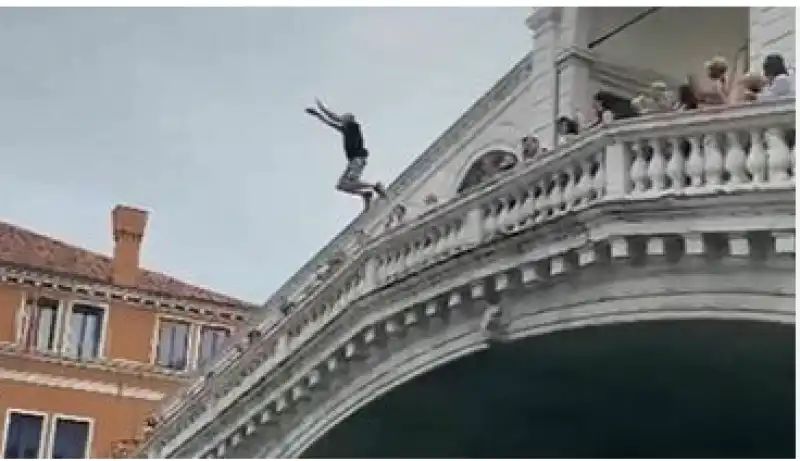 tuffo ponte rialto venezia