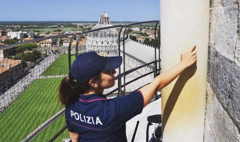 turista francese incide cuore alla torre di pisa