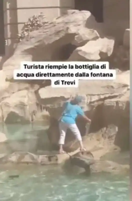 turista riempie la bottiglia d acqua nella fontana di trevi 6