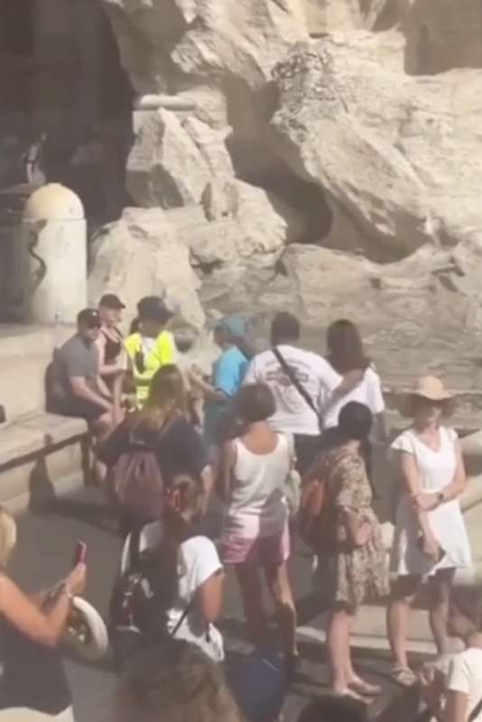 Roma, turista riempie la borraccia con l'acqua della Fontana di Trevi