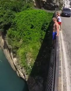 turista si tuffa da un ponte nella costiera amalfitana 5