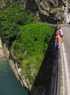 turista si tuffa da un ponte nella costiera amalfitana 6