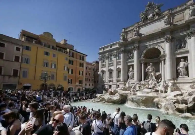 turisti a fontana di trevi   roma