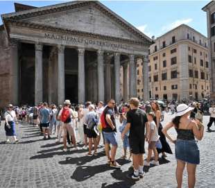 turisti al pantheon roma