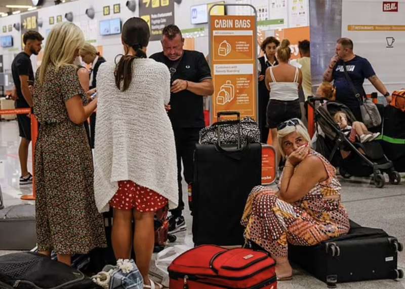 turisti inglesi bloccati negli aeroporti 10