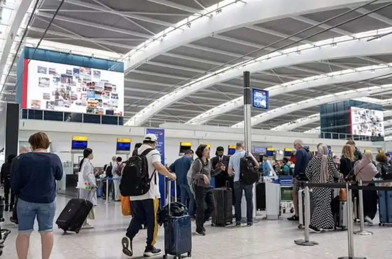 turisti inglesi bloccati negli aeroporti   2