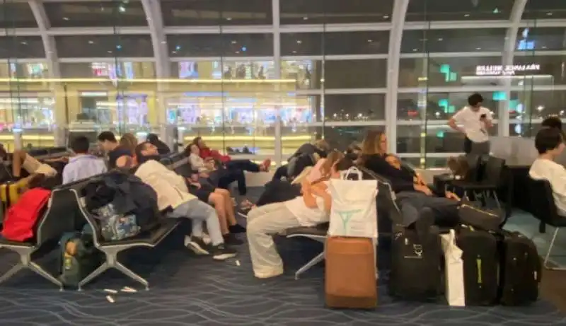 turisti italiani bloccati all aeroporto di tokyo   7