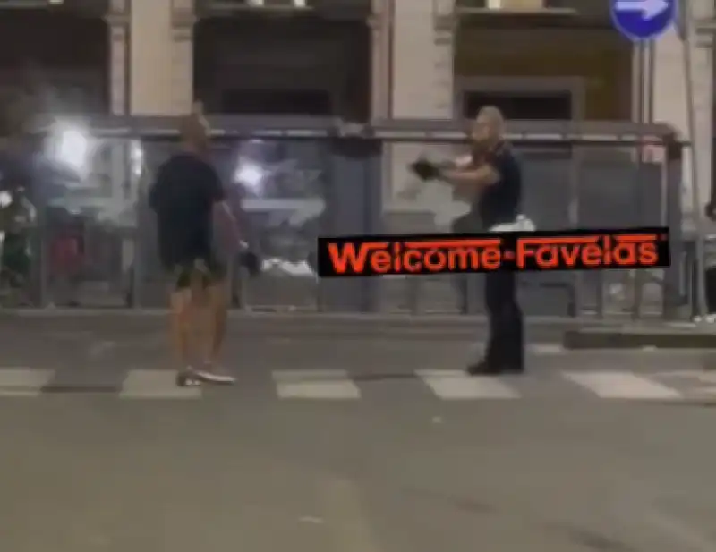 uomo minaccia vigili a roma   2