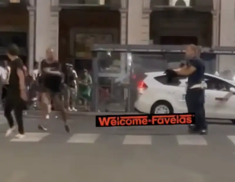 uomo minaccia vigili a roma   7