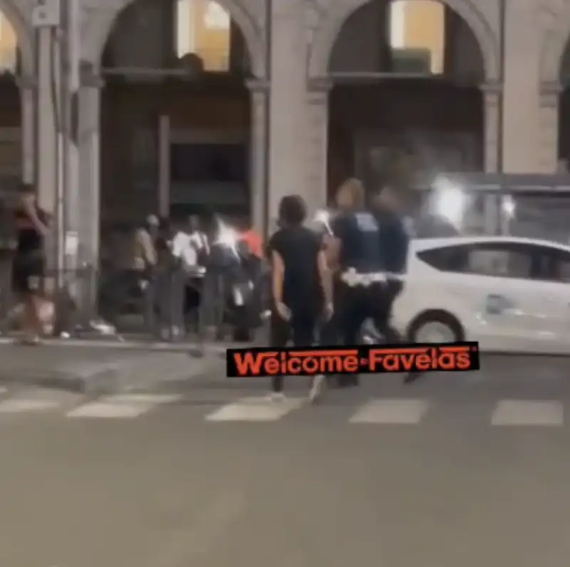 uomo minaccia vigili a roma   8