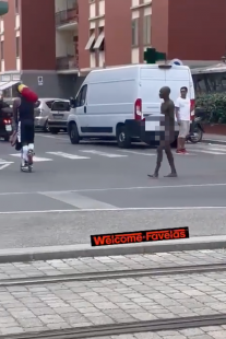 uomo nudo a firenze aggredisce i passanti