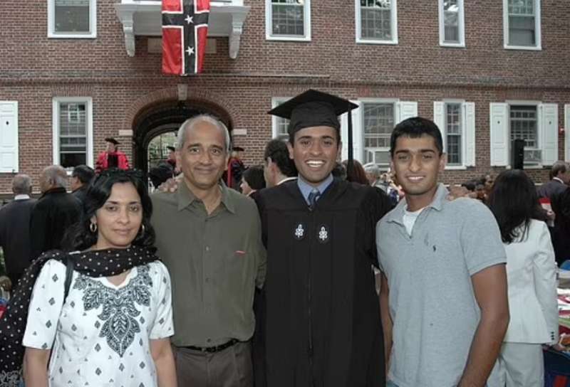 Vivek Ramaswamy con i genitori e il fratello alla sua laurea a yale