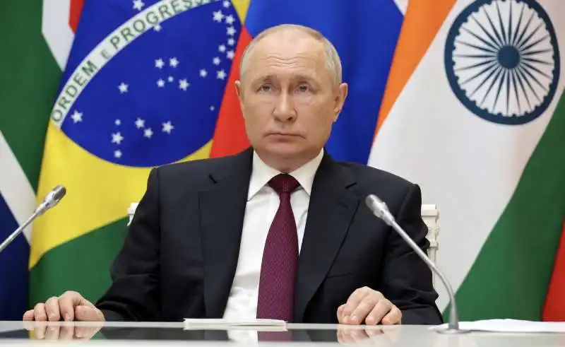 vladimir putin collegato con il vertice brics