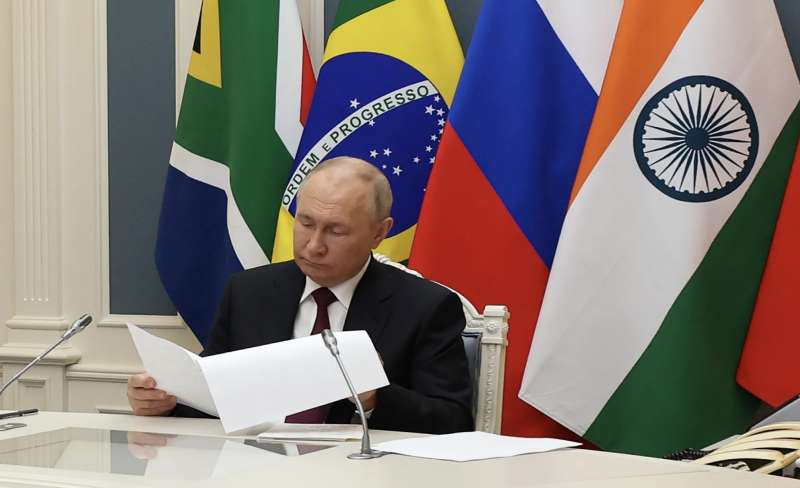 vladimir putin collegato con il vertice brics 2